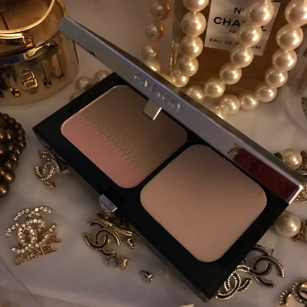 Givenchy foundation Elegant Porcelain NIB